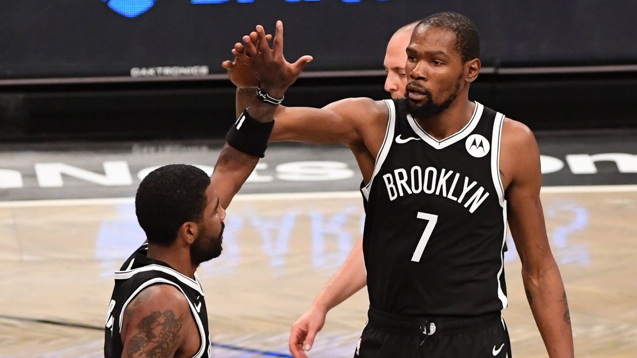 Kevin Durant in un high five con Kyrie Irving