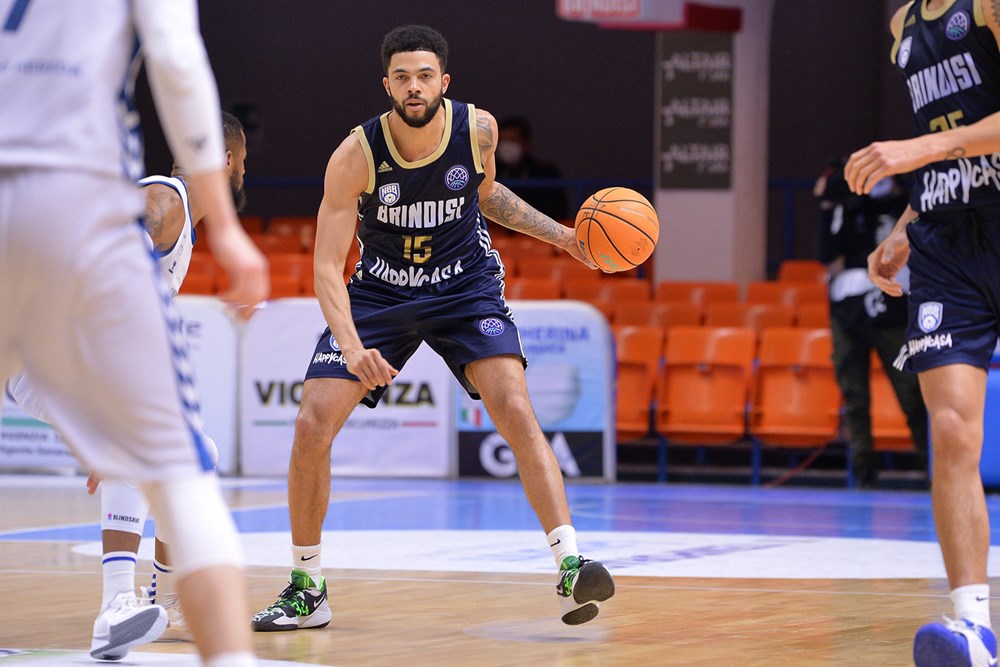 Brindisi sfiora la vittoria, Sassari più vicina al quarto posto: 90-97