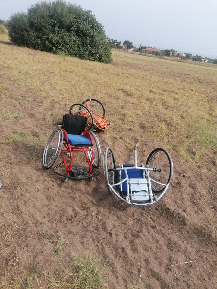 DinamoLab Sassari – Rubate, usate per strada e poi gettate in un campo le carrozzine dei giocatori