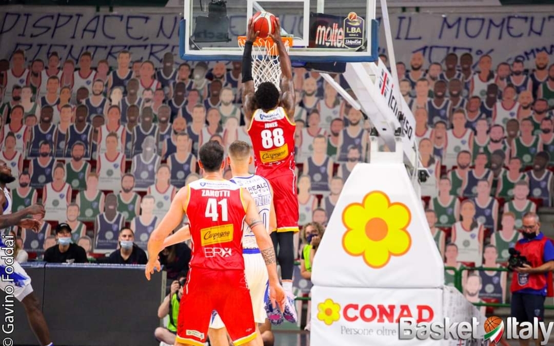 VIDEO | LBA: Pesaro stacca l’ultimo pass per i play-off! Che percorso farà la Dinamo Sassari?